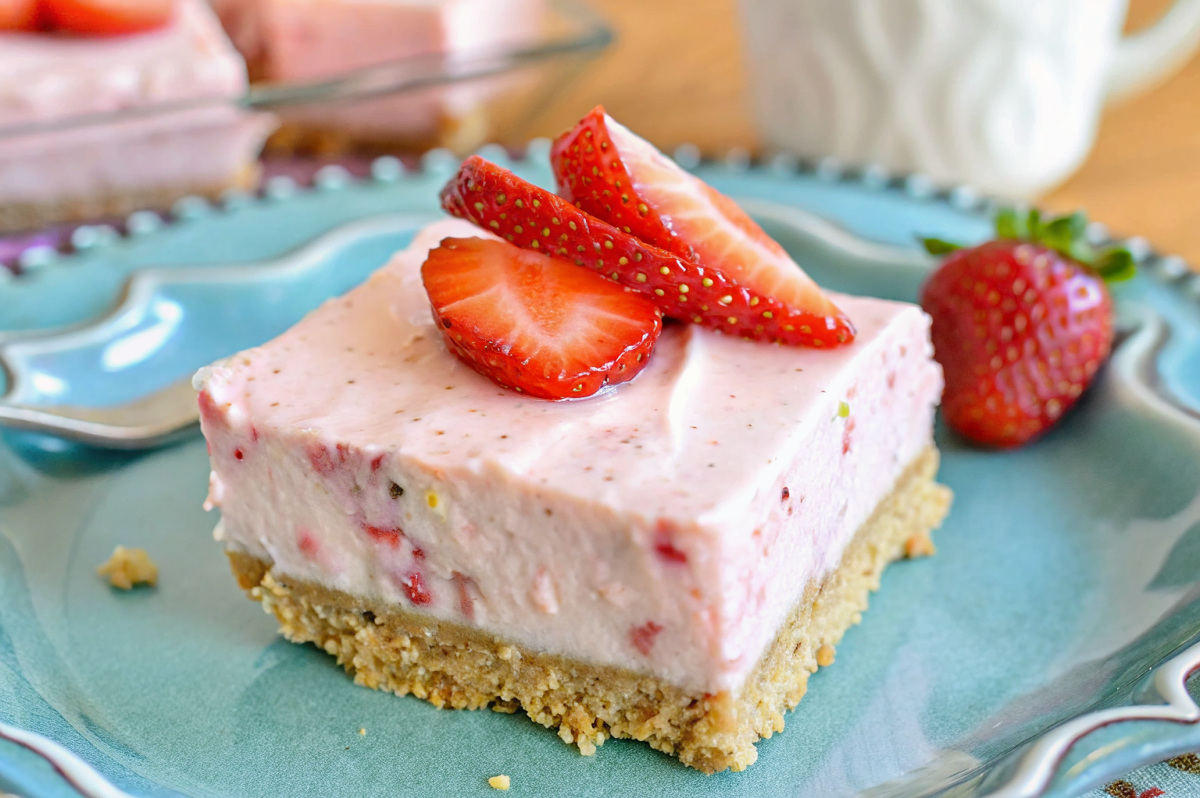 No-Bake Strawberry Cheesecake Bars: Perfect Visual Appeal