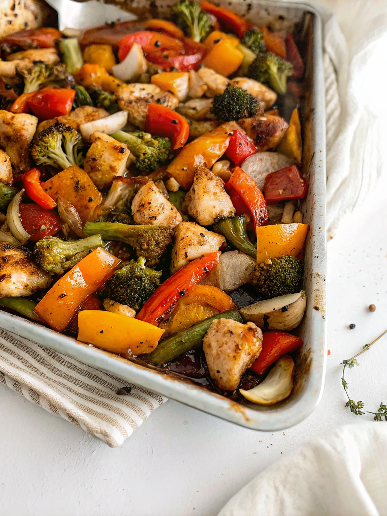 One Pan Honey Garlic Chicken and Veggies – Easy Sheet Pan One Pan Honey Garlic Chicken and Veggies – Easy Sheet Pan